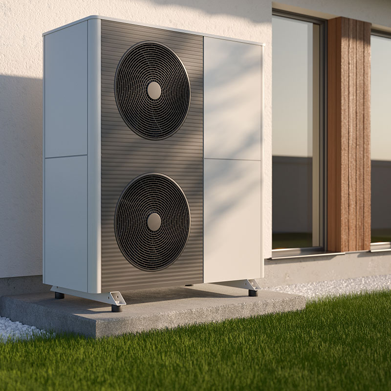 Pompa ciepła stojąca przed domem